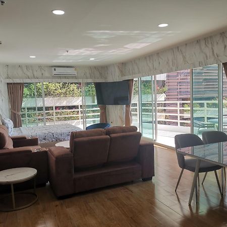 View Talay6 By Blue Ocean Suite Pattaya Exteriör bild