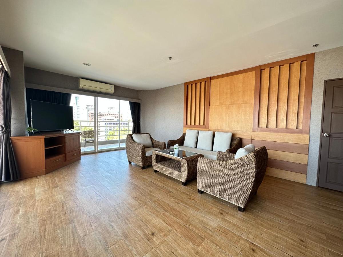 View Talay6 By Blue Ocean Suite Pattaya Exteriör bild