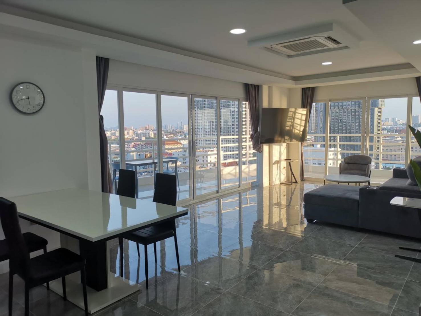 View Talay6 By Blue Ocean Suite Pattaya Exteriör bild