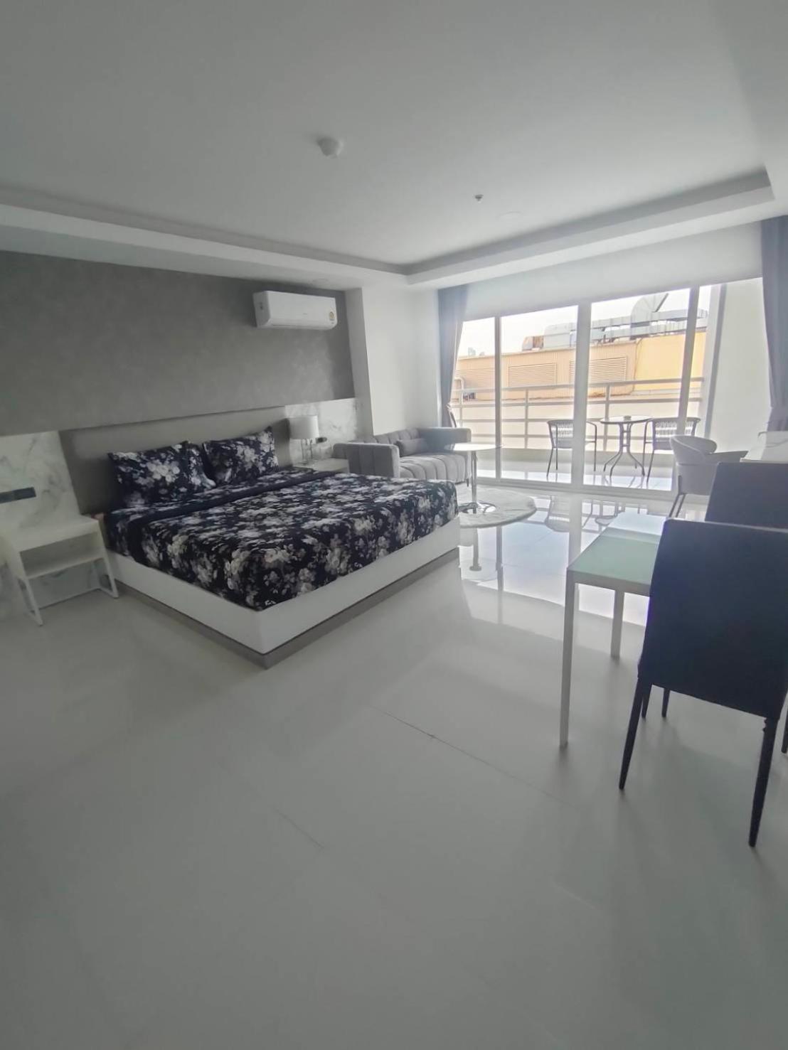 View Talay6 By Blue Ocean Suite Pattaya Exteriör bild