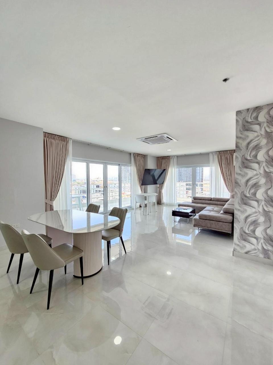 View Talay6 By Blue Ocean Suite Pattaya Exteriör bild