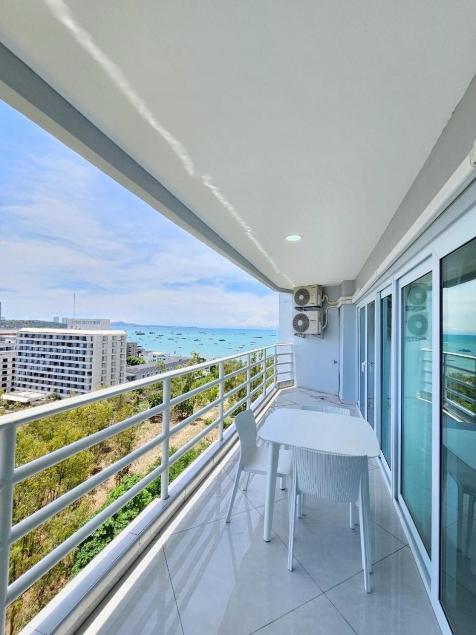View Talay6 By Blue Ocean Suite Pattaya Exteriör bild