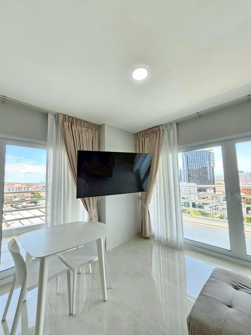View Talay6 By Blue Ocean Suite Pattaya Exteriör bild