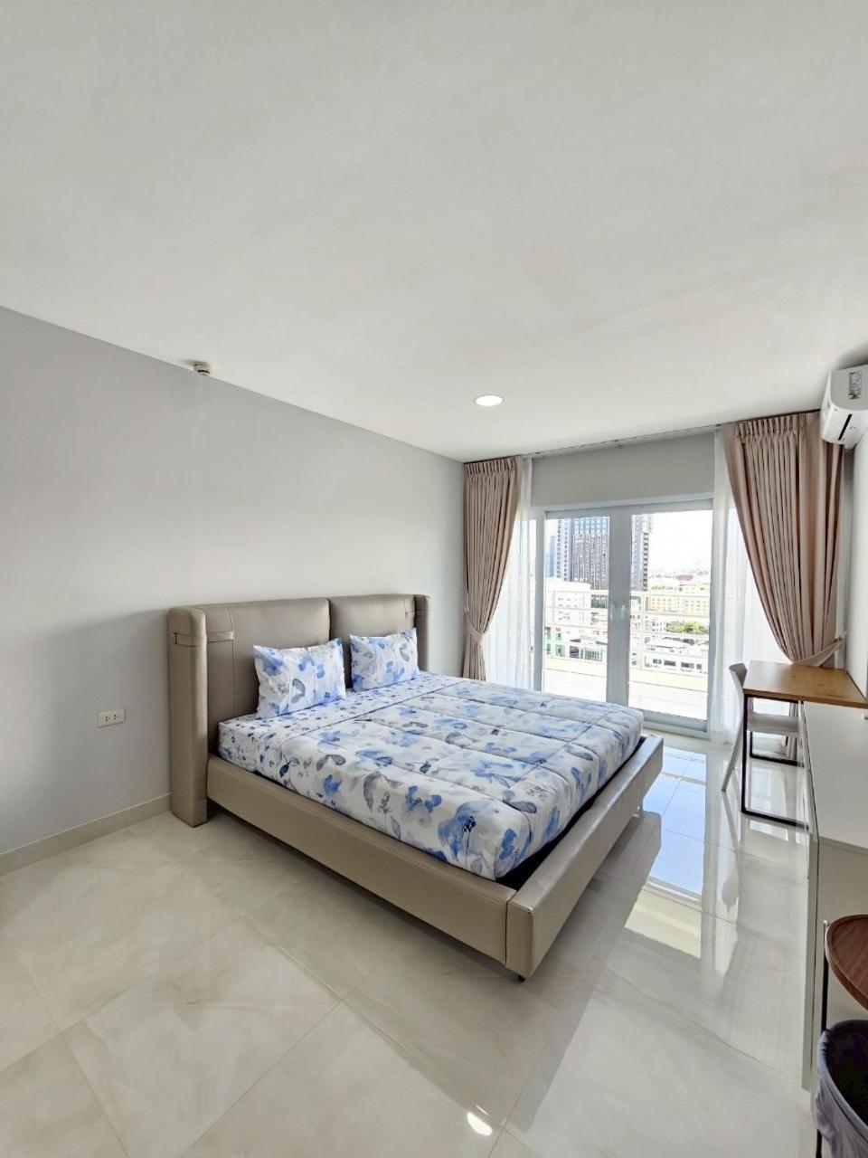 View Talay6 By Blue Ocean Suite Pattaya Exteriör bild